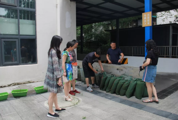 成都西北中學(xué)黨員干部走在防汛減災(zāi)工作第一線(xiàn)