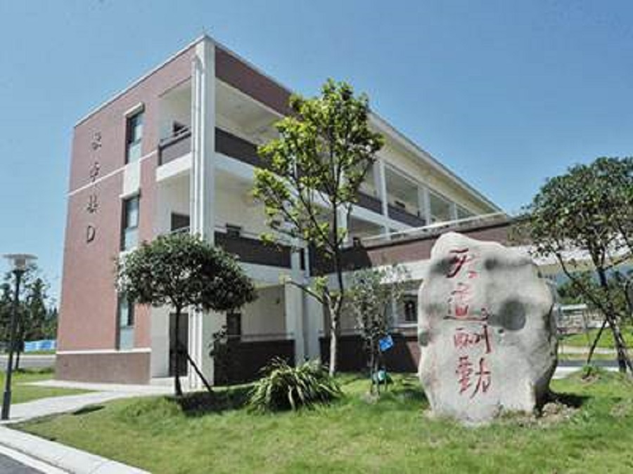 青城山高級中學校園環(huán)境怎么樣？